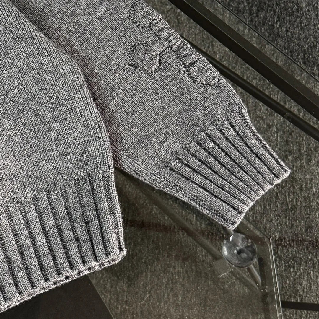 P290 Chrome Hearts 26 high-version wool knitted round-neck sweaters. High-end custom-made 500g sweater fabric. No deformation, no shrinkage, complete with three labels, same style for men and women. Process: The wool is knitted by a 7-needle imported machine. Color: 3 colors. SIZE: XS-L